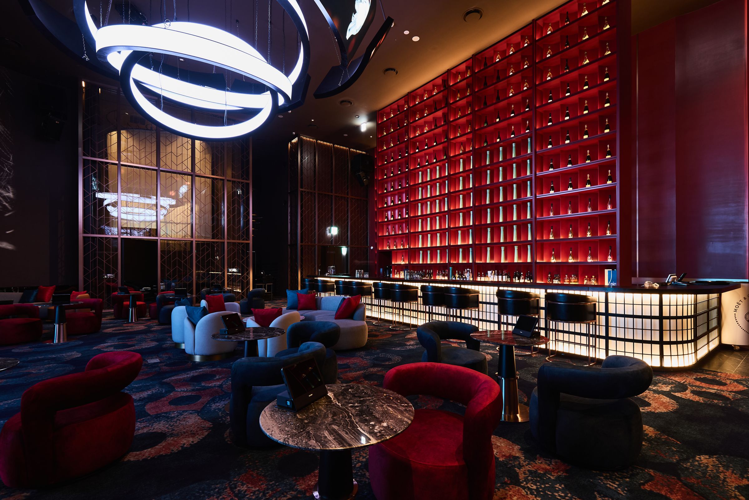 ULTRA LOUNGEのバーウォールとラウンジ全景