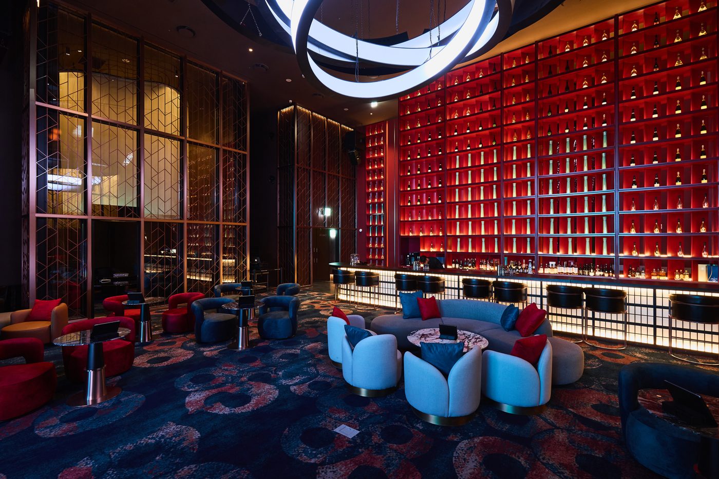 ULTRA LOUNGEのバーカウンターとラウンジテーブル