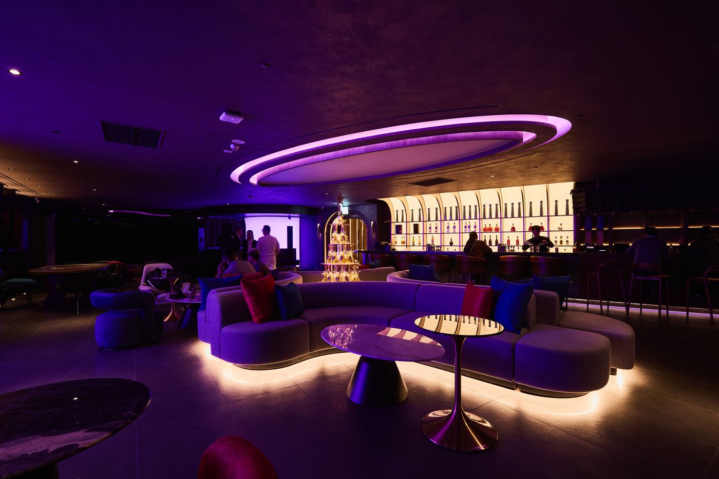 ステージ側から見たSAPPHIRE LOUNGEの全景