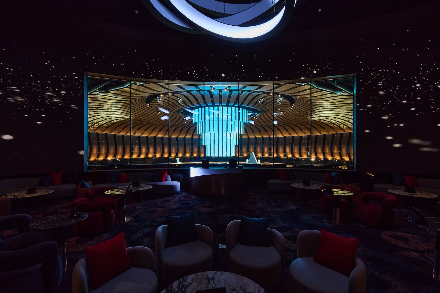 ULTRA LOUNGEロゴが浮かぶ天井シャンデリアとバー全景